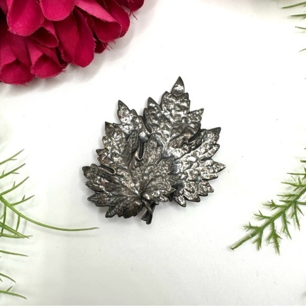 VINTAGE⚜️NAPIER Antiqued Silver Leaves Brooch